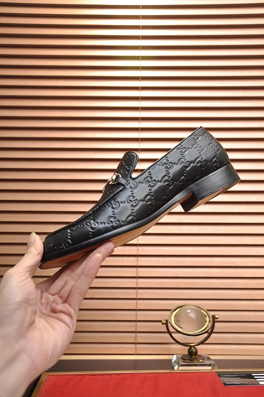 Men's shoes💰500💶Italy's top luxury men's shoe giant (GUCCI) (Gucci) (full cowhide lining) new arrival🍃Original European style🔰 Pleasant to the eye😍In order to make the shoes more durable and non-deformable🌀The production continues to follow traditional methods but there is still no lack of innovation💪Choose original sheepskin for the leather♻️ Smooth and natural And extra bright ⭐Made of imported cowhide, the first choice of rich people 38-45 (45 customized)